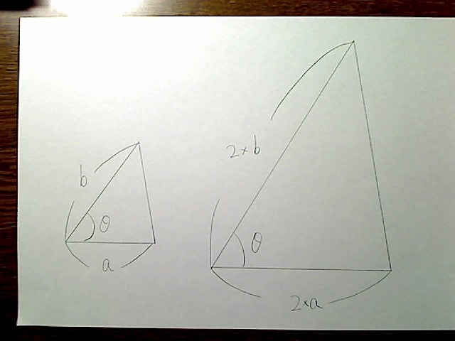 ２つの三角形、2辺の比率が2倍で、その間の角度が同じ。